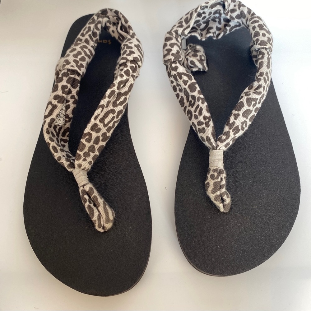 Sanuk Slingshot Leopard Animal Print Sandals Yoga Mat Womens 7 Beach Shoes